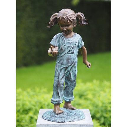 Bronzen beeld Meisje met vogel in haar hand 50x27x20cm