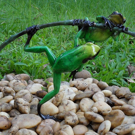 Bronzen beeld 2 Gekleurde kikkers aan twijg / groen 21x9x34cm