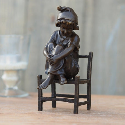 Bronzen beeld Meisje zittend op stoel 16x9x7cm
