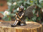 Bronzen beeld Zittende fee met vlinder 12x10x16cm