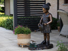 Bronzen beeld Meisje met gieter 95x33x65cm