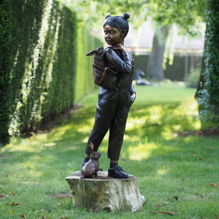 Bronzen beeld Meisje met konijn in rugzak 115x30x40cm