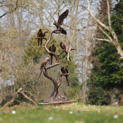 Bronzen beeld 8 papegaaien op boomstam 165x45x75cm