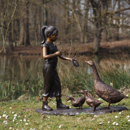 Bronzen beeld Meisje voedert ganzen 105x40x108cm