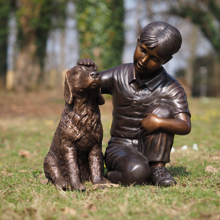 Bronzen beeld Jongen met hond 57x40x45cm