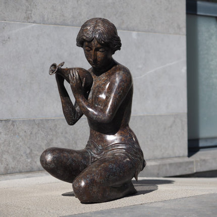 Bronzen beeld Knielende vrouw met kruik (fontein) 72x30x45cm