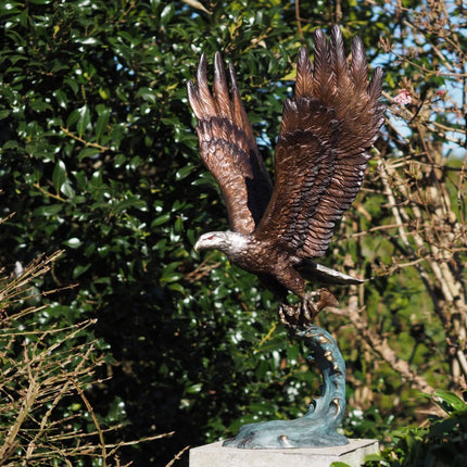 Bronzen beeld Vliegende arend met vis 92x45x50cm