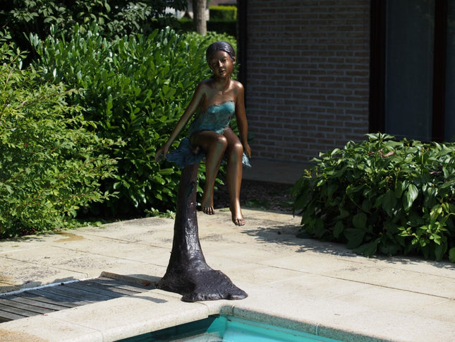 Bronzen beeld Meisje Op Boomstam 115x48x70cm