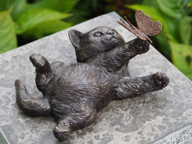 Bronzen beeld Kat met vlinder 11x16x22cm