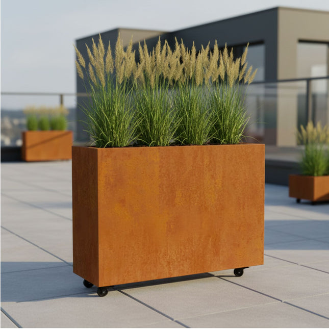 Langwerpige cortenstalen plantenbak met wielen 90x30x80 cm