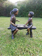 Bronzen beeld Jongen en meisje op bank 87x47x90cm 38kg