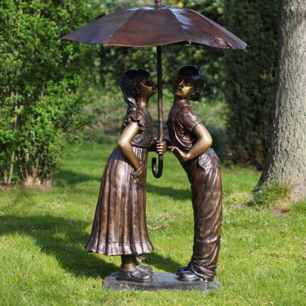 Bronzen beeld Jongen en meisje onder paraplu 138x90x91cm 60kg