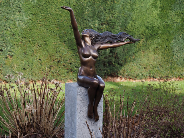 Bronzen beeld Vrouw met vogel 104x80x100cm 10kg