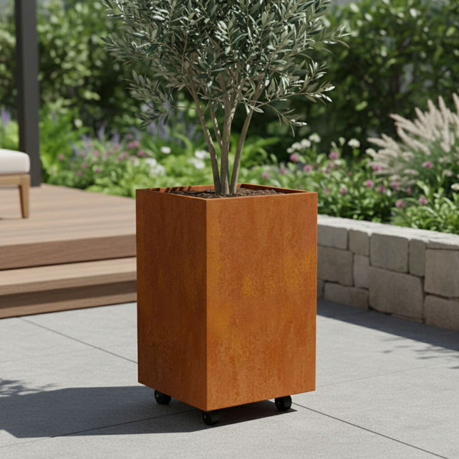 Vierkante cortenstalen plantenbak met wielen 40x40x100 cm