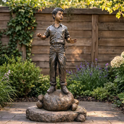 Standbeeld Jongen Op Rots 45x56x138 cm