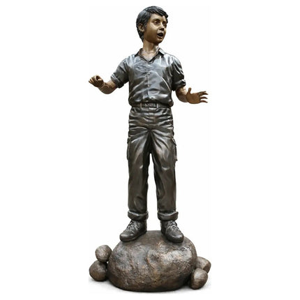 Standbeeld Jongen Op Rots 45x56x138 cm